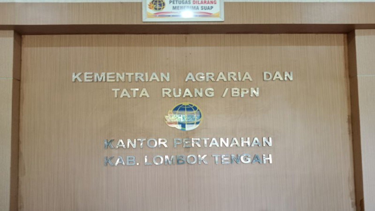 Plang nama Kantor BPN Kabupaten Lombok Tengah Provinsi NTB (ANTARA/Akhyar Rosidi)