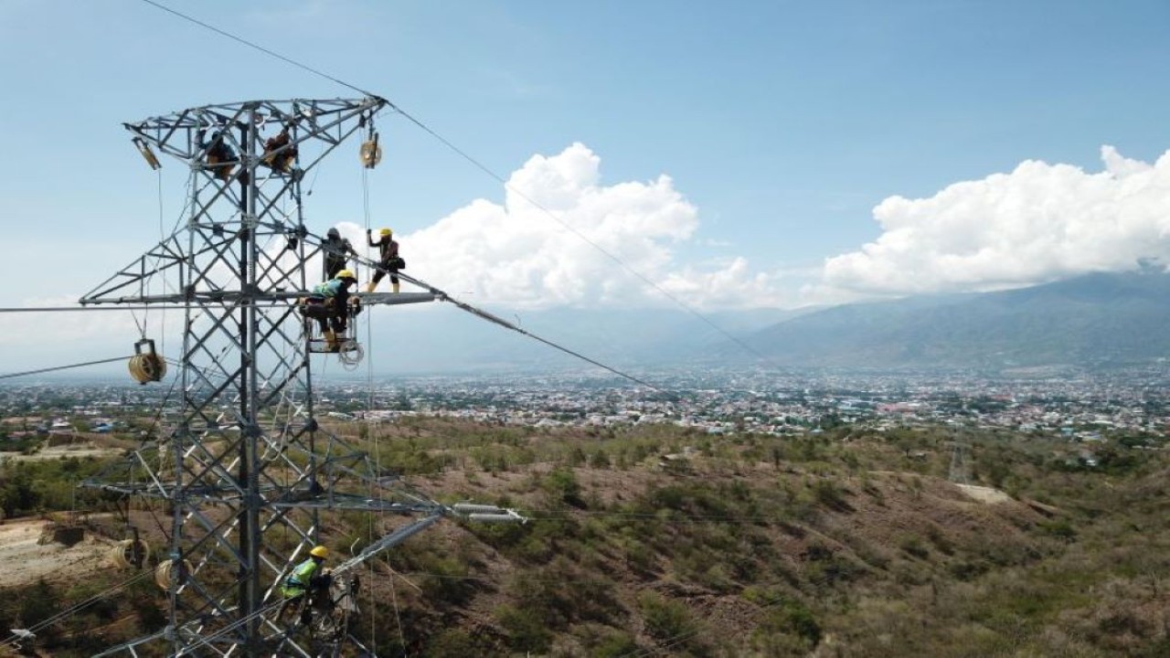 Petugas PLN sedang mengerjakan Saluran Udara Tegangan Tinggi (SUTT) untuk kepentingan pemberian tegangan pertama atau energize pada Gardu Induk (GI) Tawaeli dan Talise. ANTARA/HO-PLN