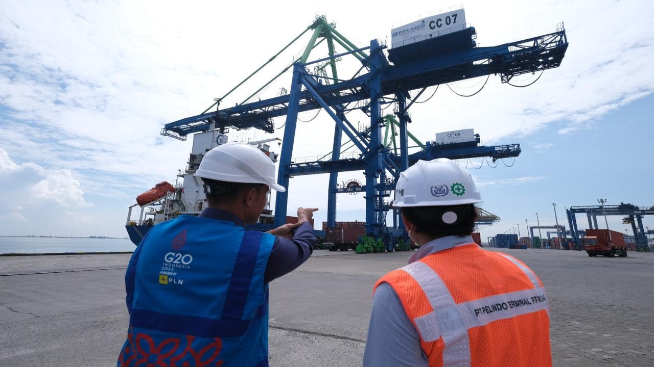 Petugas PLN dan Pegawai Pelindo Terminal Petikemas New Makassar melakukan inspeksi saat aktivitas bongkar muat petikemas. Foto (Humas PLN)