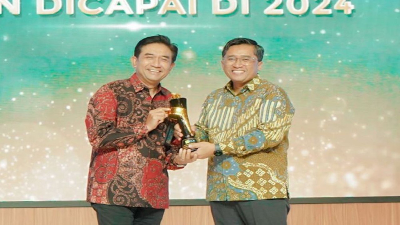 Direktur Pengembangan Bisnis dan Niaga PT PLN Indonesia Power Bernadus Sudarmanta (kiri) menerima penghargaan dari Direktur Perencanaan Korporat dan Pengembangan Bisnis PT PLN (Persero) Hartanto Wibowo (kanan) dalam ajang Business Development and Portfolio Leadership Forum, yang diselenggarakan PT PLN (Persero) sebagai BUMN Holding Kelistrikan di Indonesia. ANTARA/HO-PT PLN IP