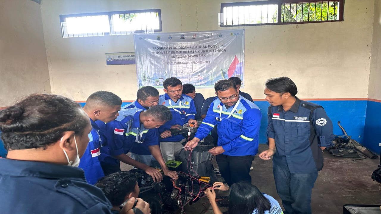 PT PLN (Persero) Unit Induk Pembangunan Nusa Tenggara (UIP Nusra) menggelar kegiatan pelatihan konversi motor BBM menjadi motor listrik bersam SMK di Kabupaten Manggarai. Foto( Humas PLN)