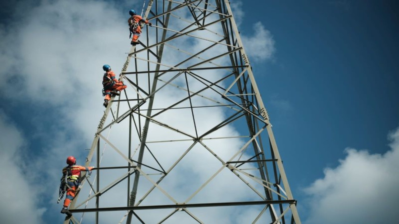 Ilustrasi - Petugas PLN tengah memastikan kelayakan saluran udara tegangan tinggi (SUTT) sebelum infrastruktur tersebut dioperasikan. ANTARA/HO-PLN