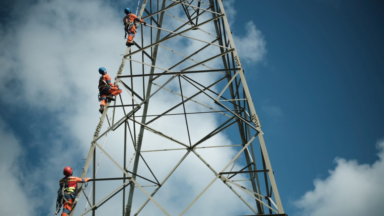 PT PLN (Persero) terus menggencarkan pembangunan infrastruktur kelistrikan secara masif demi mendukung pertumbuhan ekonomi dan pemerataan nasional. (foto: Dok. PLN)