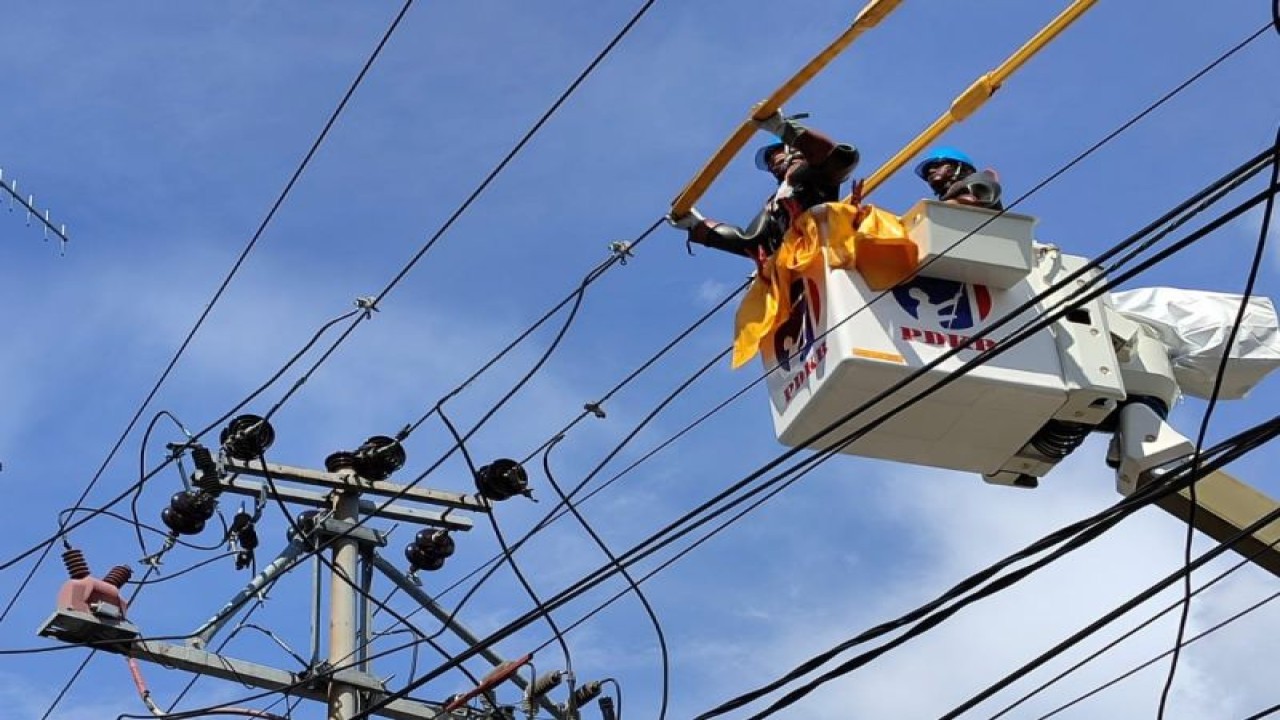 Sejumlah petugas PLN UID Sulselrabar saat menjaga pasokan listrik tetap andal di cuaca ekstrem. ANTARA/HO-Humas PLN