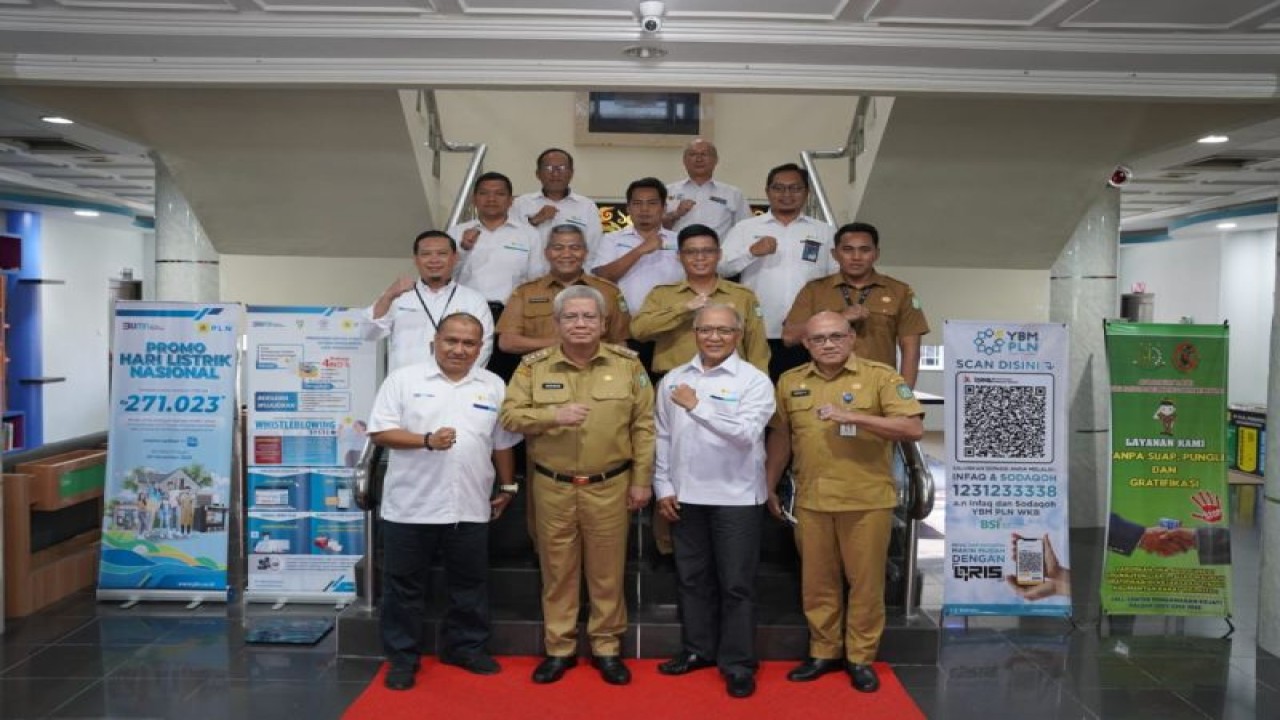 General Manager PLN UID Kalbar, Wahyu Jatmiko, menerima kunjungan Penjabat Gubernur Kalimantan Barat, Harisson, beserta jajarannya di Kantor PLN Unit Induk Distribusi Kalbar Jl. Adi Sucipto KM. 7,3 Sungai Raya. Kabupaten Kubu Raya (ANTARA/Hendra)