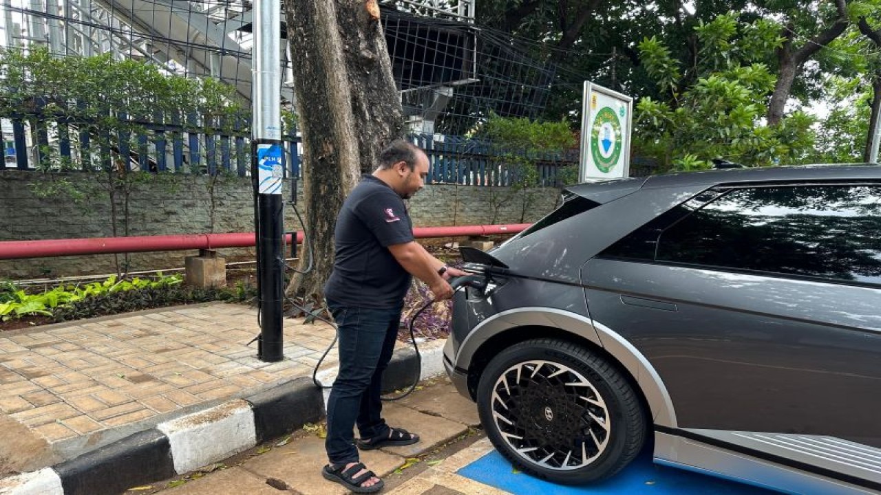 Penggunaan SPKLU PLN EYE tipe "pole mounted charging" di Kantor PLN KS Tubun, Jakarta Barat yang sudah beroperasi dan siap melayani pengguna kendaraan listrik. ANTARA/HO-PLN