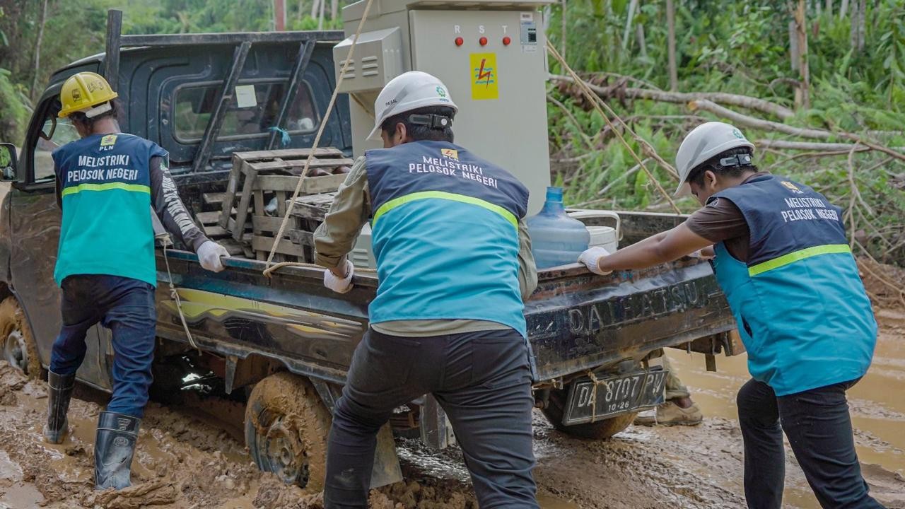 Selama tahun 2023, Pemerintah melalui PLN telah berhasil melistriki sebanyak 76.900 desa dan kelurahan di seluruh Indonesia. Foto ( Humas PLN)