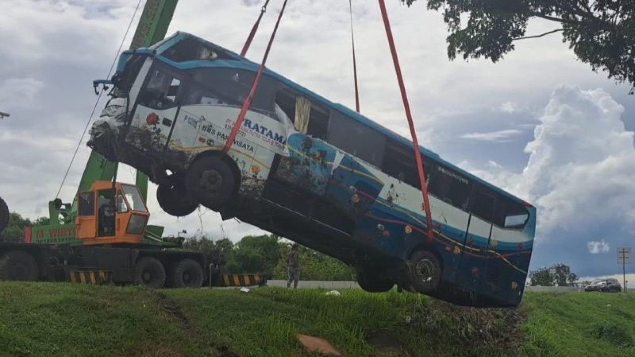 Petugas mengevakuasi bangkai bus pariwisata PO Pratama Putra yang mengangkut rombongan siswa dan guru SMAN 1 Sidoarjo yang mengalami Tol Ngawi-Solo, masuk Desa Ngale, Kecamatan Paron, Kabupaten Ngawi, Jawa Timur, Jumat (19/1/2024). ANTARA/Louis Rika