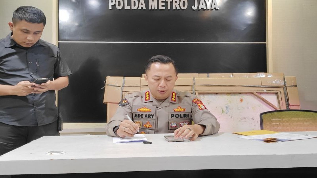 Kabid Humas Polda Metro Jaya Kombes Pol Ade Ary Syam Indradi saat ditemui di Polda Metro Jaya, Jumat (19/1/2024). ANTARA/Ilham Kausar