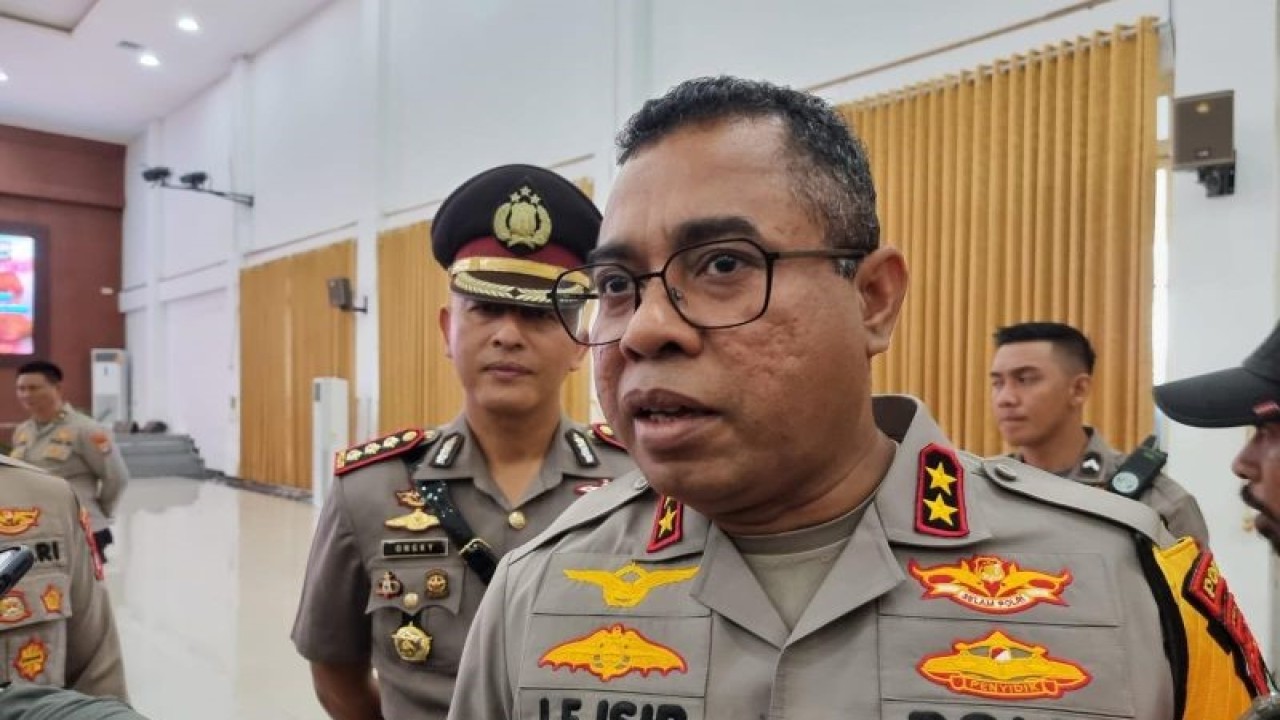 Kepala Kepolisian Daerah Papua Barat Inspektur Jenderal Johnny Eddizon Isir saat diwawancara awak media di Manokwari, Rabu. (ANTARA/Fransiskus Salu Weking)