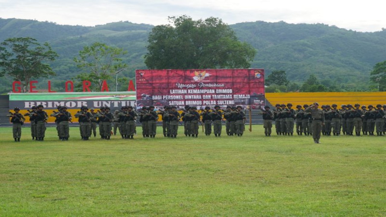 Personel Brimob bagi bintara dan tamtama remaja Satuan Brimob (Satbrimob) Polda Sulteng tahun 2024 mengikuti kegiatan pembinaan di Palu, Senin (22/1/2024). (ANTARA/HO-Humas Polda Sulteng)