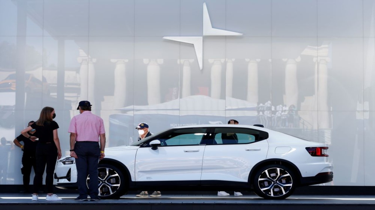 Masyarakat menyaksikan mobil Polestar saat Munich Auto Show, IAA Mobility 2021 di Munich, Jerman, 8 September 2021. (Michaela Rehle/Reuters)