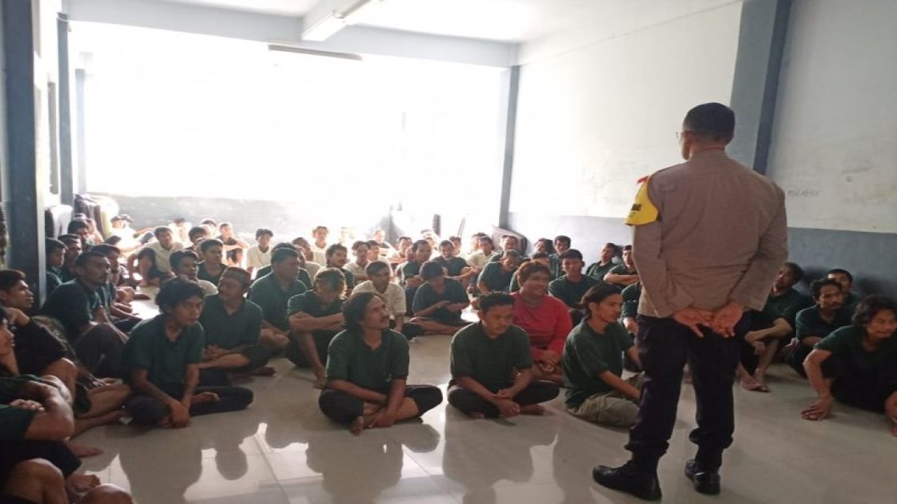 Polisi memberikan penyuluhan hukum bagi penyandang masalah kesejahteraan sosial (PMKS) di Panti Sosial Bina Insan Bangun Daya 1 Kedoya di Kedoya Selatan, Kebon Jeruk, Jakarta Barat, Selasa (23/1/2024). ANTARA/HO-Polres Jakbar