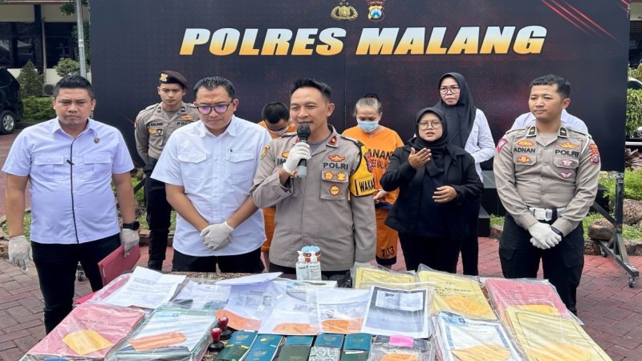 Wakapolres Malang Kompol Imam Mustolih (tengah) pada saat memimpin jumpa pers terkait kasus dugaan Tindak Pidana Perdagangan Orang (TPPO) di Mapolres Malang, Kepanjen, Jawa Timur, Selasa (9/1/2023). ANTARA/Vicki Febrianto.