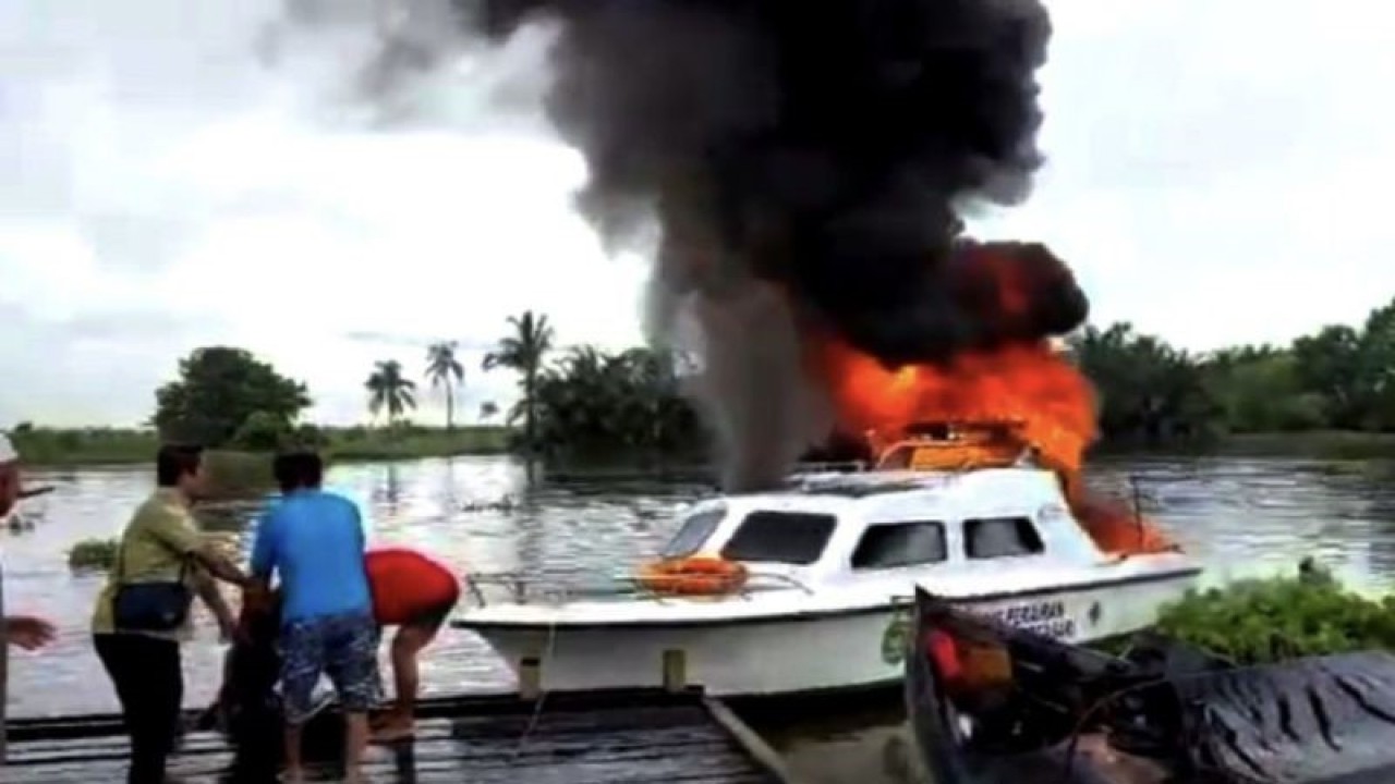 Kondisi kapal cepat (speed boat) terbakar saat membawa 14 petugas puskesmas di Kabupaten Tapin, Kalimantan Selatan, Kamis (11/1/2024). (ANTARA/HO-Tangkapan Layar)