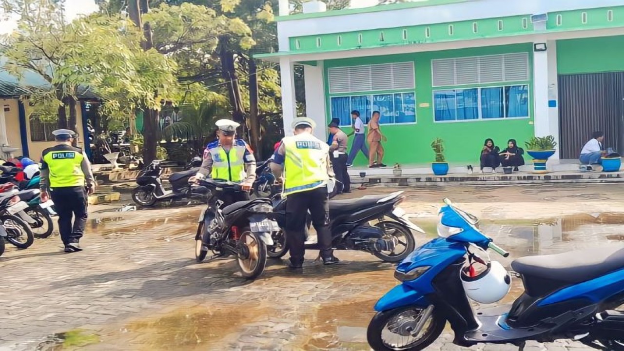 Anggota Sat Lantas Polres Bintan mengecek kendaraan pelajar di sekolah-sekolah terkait pelarangan penggunaan knalpot brong, Jumat (12/1/2024). (ANTARA/HO-Humas Polres Bintan)