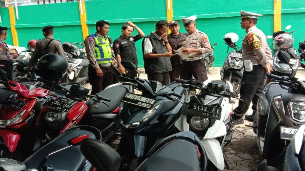 Polisi memeriksa kendaraan sepeda motor untuk menertibkan knalpot bising di lingkungan sekolah di Kabupaten Garut, Jawa Barat. (ANTARA/HO-Polres Garut)