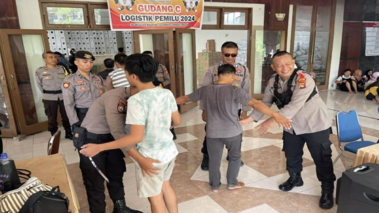 Anggota Polres Lombok Tengah, Provinsi NTB saat melakukan pemeriksaan terhadap petugas pelipatan logistik Pemilu 2023 di gudang KPU Lombok Tengah, Kamis (11/04/2024) (ANTARA/HO-Humas Polres Lombok Tengah)