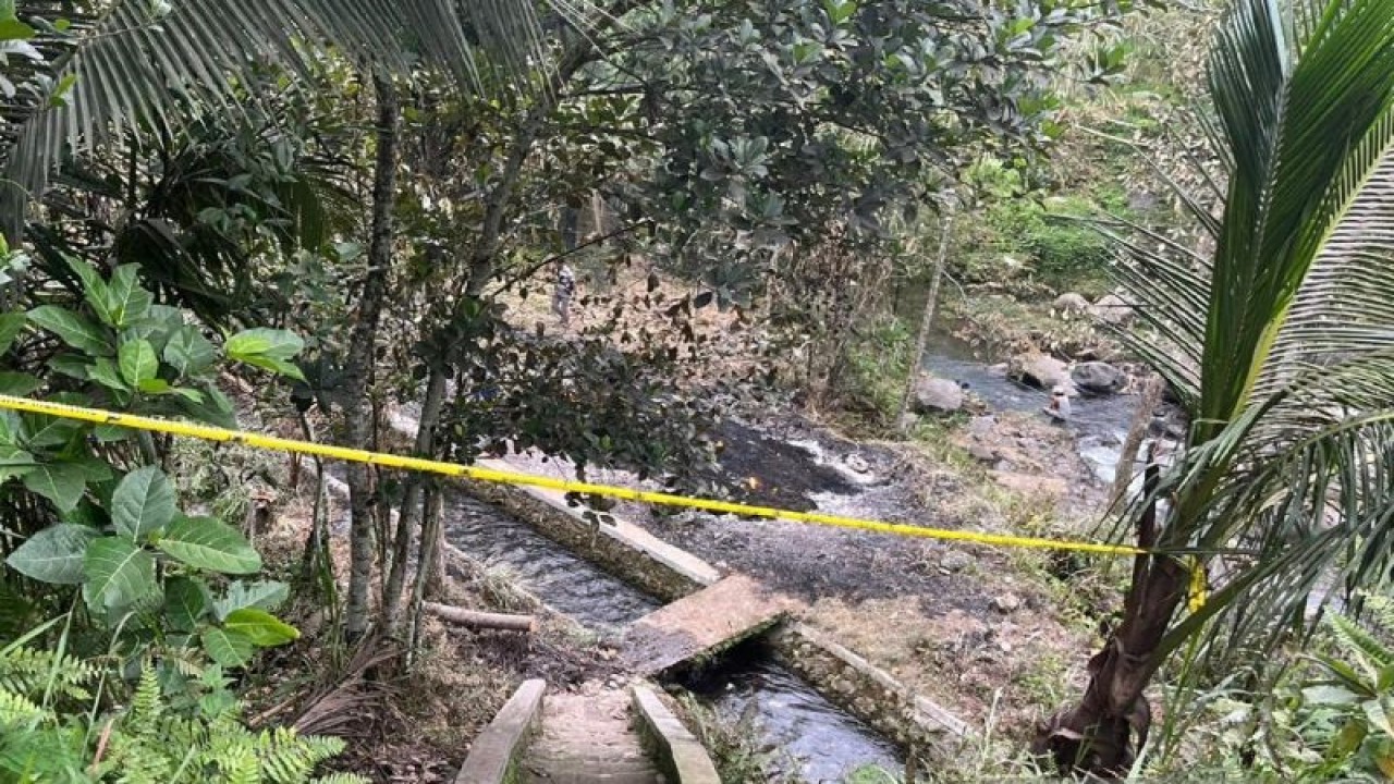 Petugas kepolisian memperlihatkan lokasi pembakaran puluhan pipa proyek SPAM Pantai Selatan yang terpasang garis polisi di Desa Lendang Nangka Utara, Lombok Timur, NTB, Senin (8/1/2023). (ANTARA/HO-Polres Lombok Timur)