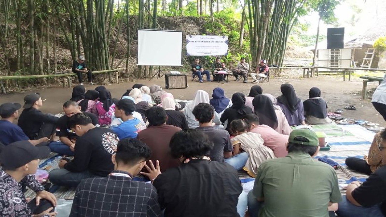 Pelatihan literasi digital kepada karang taruna yang ada di Desa Pagedangan, Kecamatan Turen, Kabupaten Malang, Jawa Timur. ANTARA/HO-Humas Polres Malang.