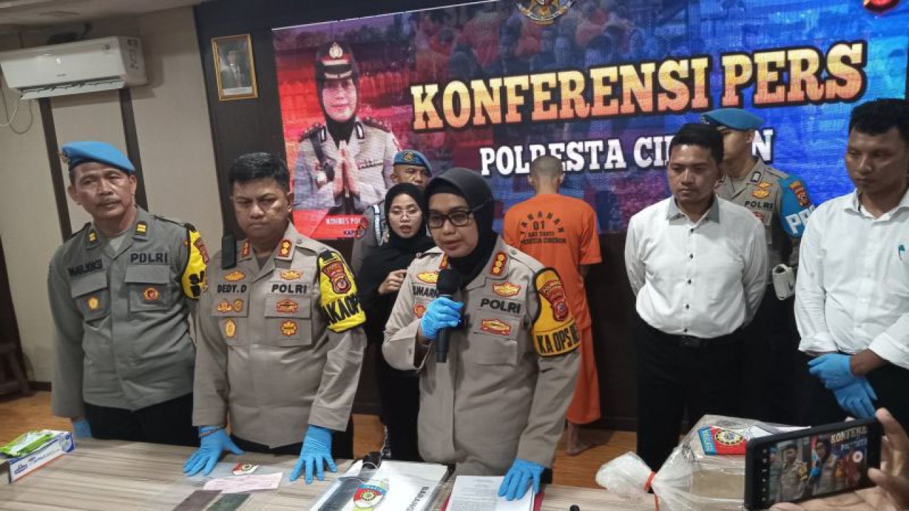 Kepala Polresta Cirebon Kombes Pol. Sumarni (tengah kerudung hitam) saat menggelar konferensi pers ungkap kasus penemuan jenazah di Cirebon, Jawa Barat, Senin (22/1/2024). ANTARA/Fathnur Rohman