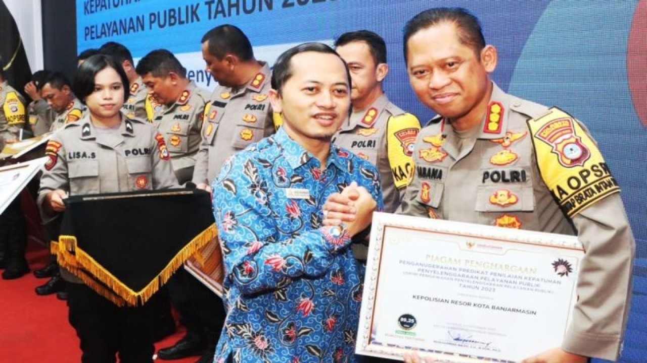 Kapolresta Banjarmasin Kombes Pol Sabana Atmojo menerima penghargaan dari Kepala perwakilan Ombudsman RI Kalimantan Selatan Hadi Rahman. (ANTARA/HO-Humas Polresta Banjarmasin)