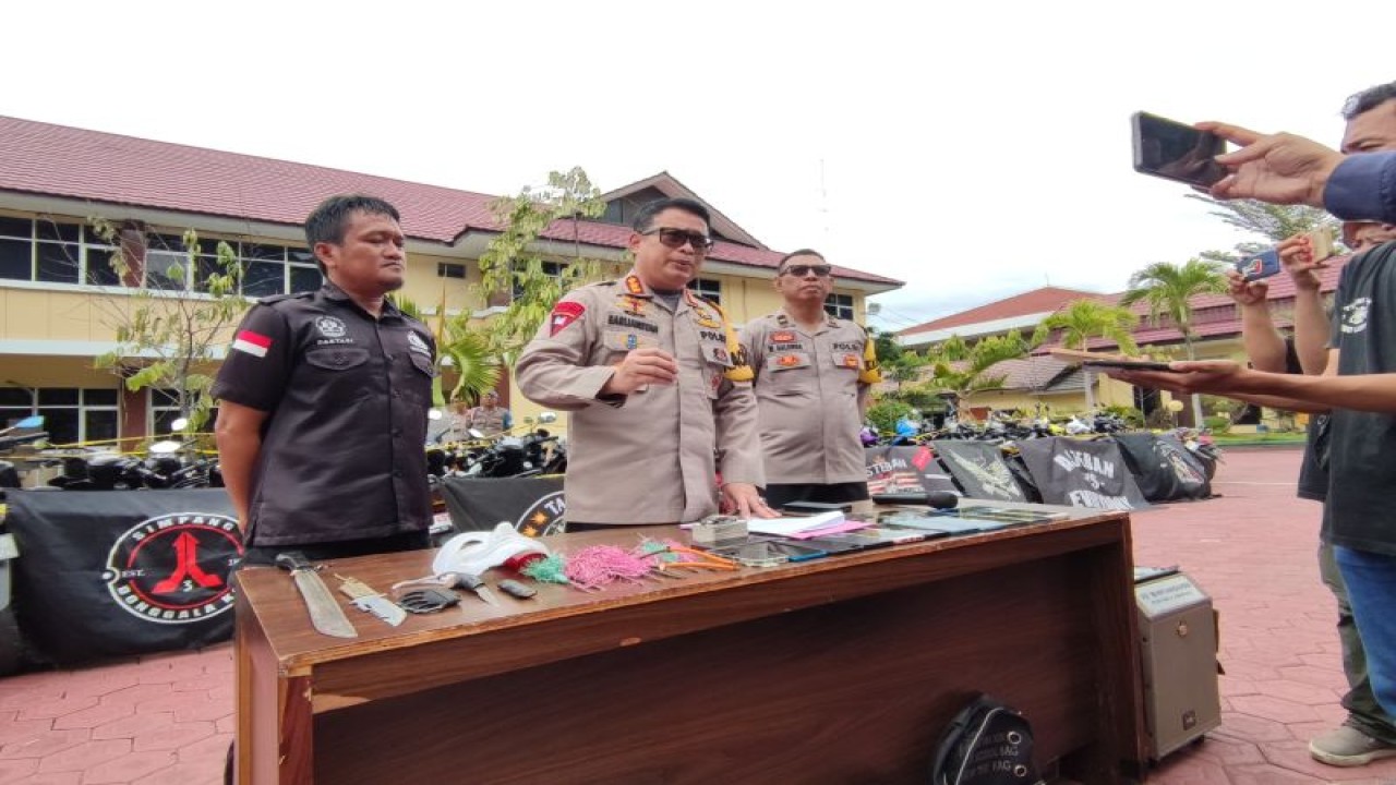 Kapolresta Palu Kombes Pol. Barliansyah memberikan keterangan kepada sejumlah media dan memperlihatkan sejumlah barang bukti di Mapolresta Palu, Minggu (14/1/2024). (ANTARA/HO-Humas Polresta Palu)