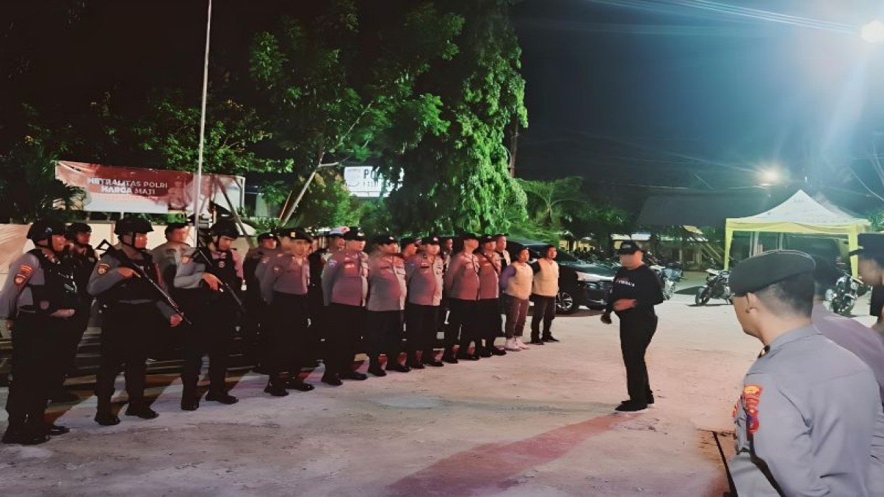 Personel kepolisian Polresta Palu melaksanakan apel sebelum melakukan patroli gabungan di Palu, Minggu malam (7/1/2024). (ANTARA/HO-Humas Polda Sulteng)