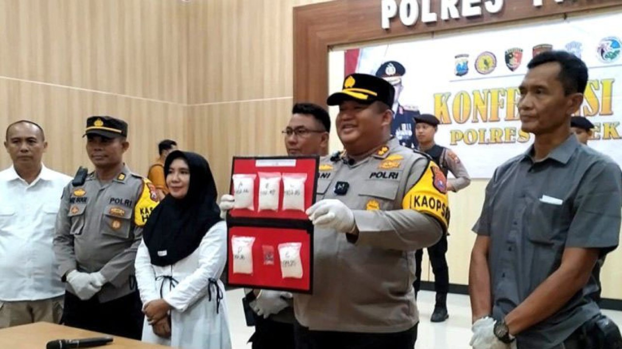 Polres Pamekasan, Jawa Timur menyampaikan rilis tentang penangkapan tersangka pengedar narkoba asal Kabupaten Lumajang. (ANTARA/ HO-Polres Pamekasan)