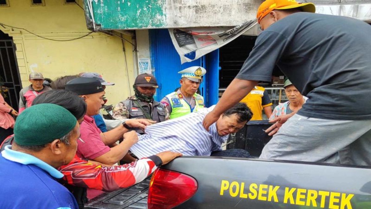 Polsek Kertek dan Satlantas Polres Wonosobo, Jawa Tengah, mengevakuasi warga tersengat arus listrik. ANTARA/HO-Polres Wonosobo