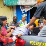 Polsek Kertek dan Satlantas Polres Wonosobo, Jawa Tengah, mengevakuasi warga tersengat arus listrik. ANTARA/HO-Polres Wonosobo-1705315576