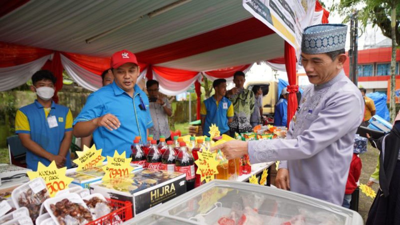 Kegiatan Operasi Pasar di Kantor Camat Pontianak Utara, Senin (29/1/2024) (ANTARA/Prokopimda PTK)