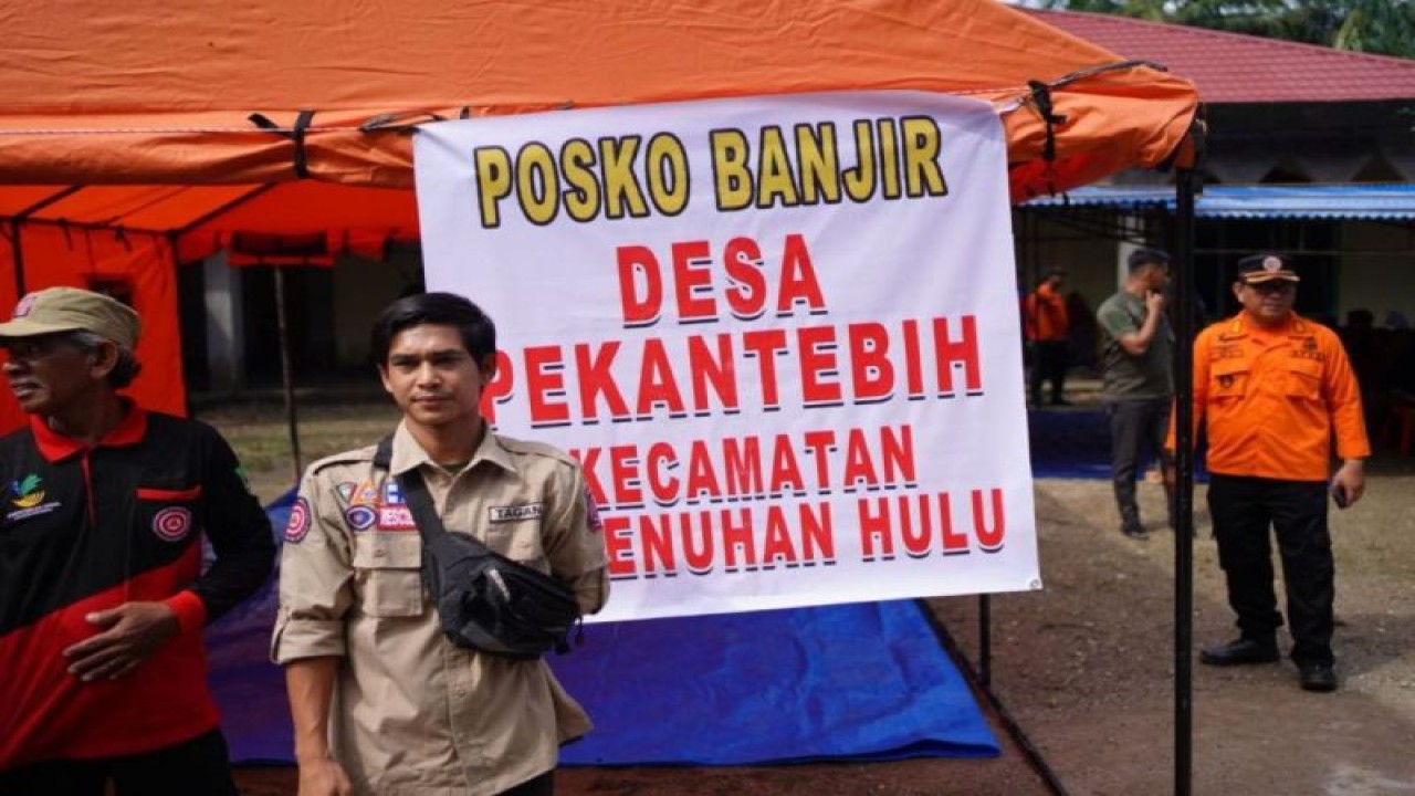 Salah satu desa terdampak banjir di Riau sudah mendirikan Posko Siaga Banjir guna menghimpun informasi dan sejumlah petugas siaga siap membantu warga terdampak banjir di Riau. ANTARA/HO-Humas BPBD Riau.