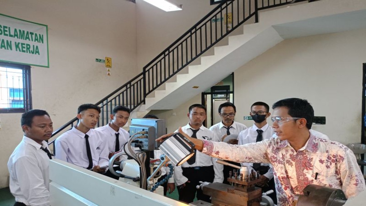 Arsip foto - Peserta pelatihan kerja di Pusat Pelatihan Kerja Pengembangan Industri (PPKPI), Pasar Rebo, Ciracas, Jakarta Timur, Kamis (8/6/2023). (ANTARA/Siti Nurhaliza)