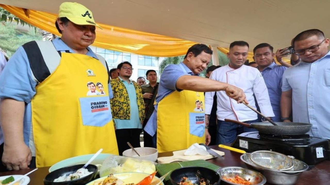 Capres nomor urut 2, Prabowo Subianto memamerkan keahliannya memasak nasi goreng di hadapan warga Kabupaten Bogor, Jawa Barat (Jabar). (Instagram @prabowo)