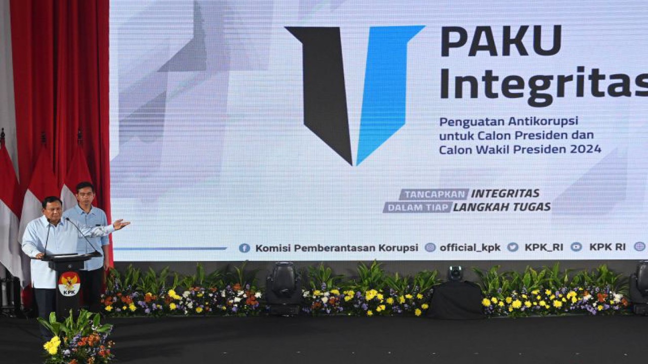 Capres-cawapres nomor urut 2 Prabowo Subianto (kiri) dan Gibran Rakabuming Raka (kanan) menyampaikan paparan saat menghadiri Penguatan Anti Korupsi untuk Penyelenggara Negara Berintegritas (Paku Integritas) di Gedung Merah Putih KPK, Jakarta, Rabu (17/1/2024). (ANTARA FOTO/Aditya Pradana Putra/wpa)