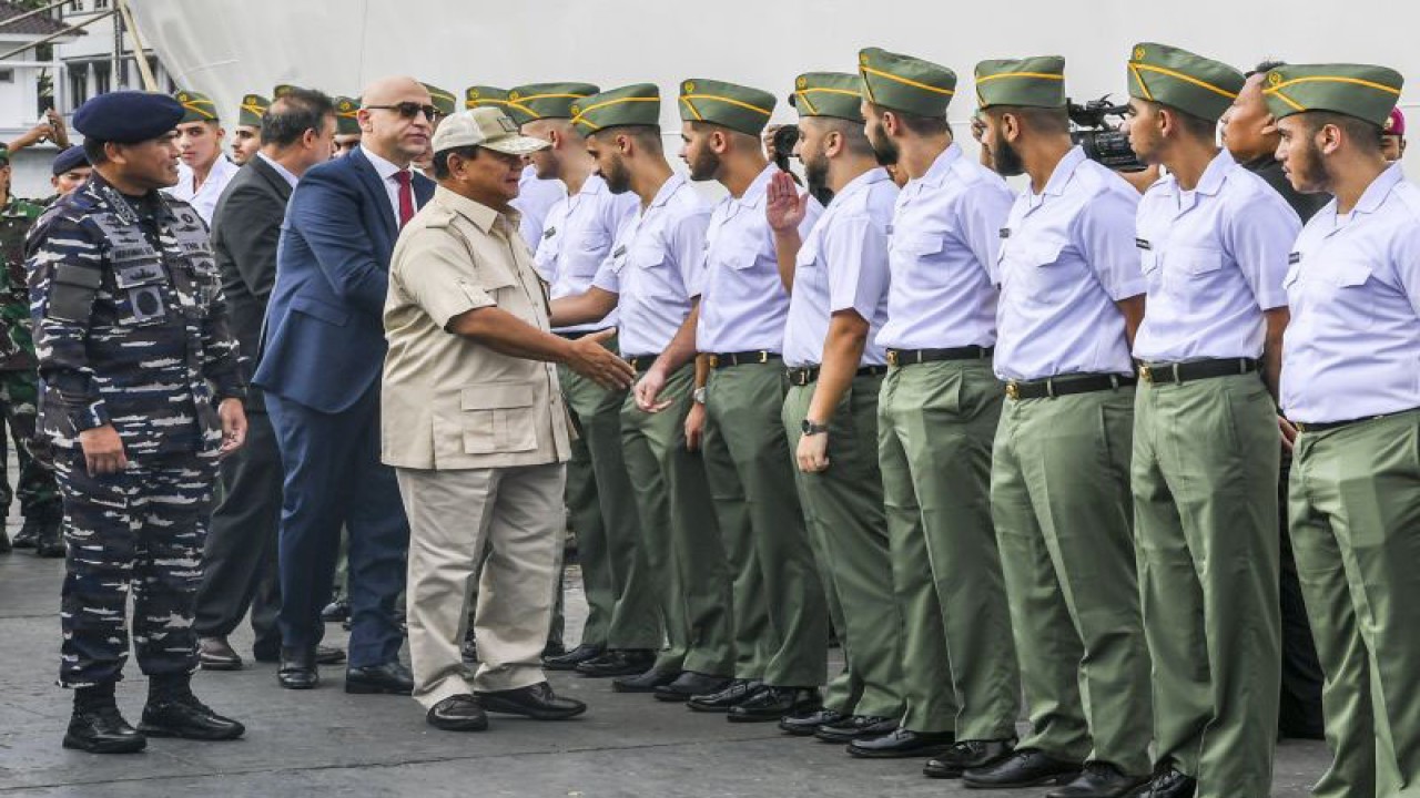 Menteri Pertahanan Prabowo Subianto (ketiga kiri) didampingi Kepala Staf Angkatan Laut (KSAL) Laksamana TNI Muhammad Ali (kiri) berjabat tangan dengan kadet Palestina saat menghadiri acara pelepasan keberangkatan kapal RS TNI Radjiman ke Palestina untuk bantuan kemanusiaan di Dermaga Komando Lintas Laut Militer (Kolinlamil), Jakarta, Kamis (18/1/2024). (ANTARA FOTO/GALIH PRADIPTA)