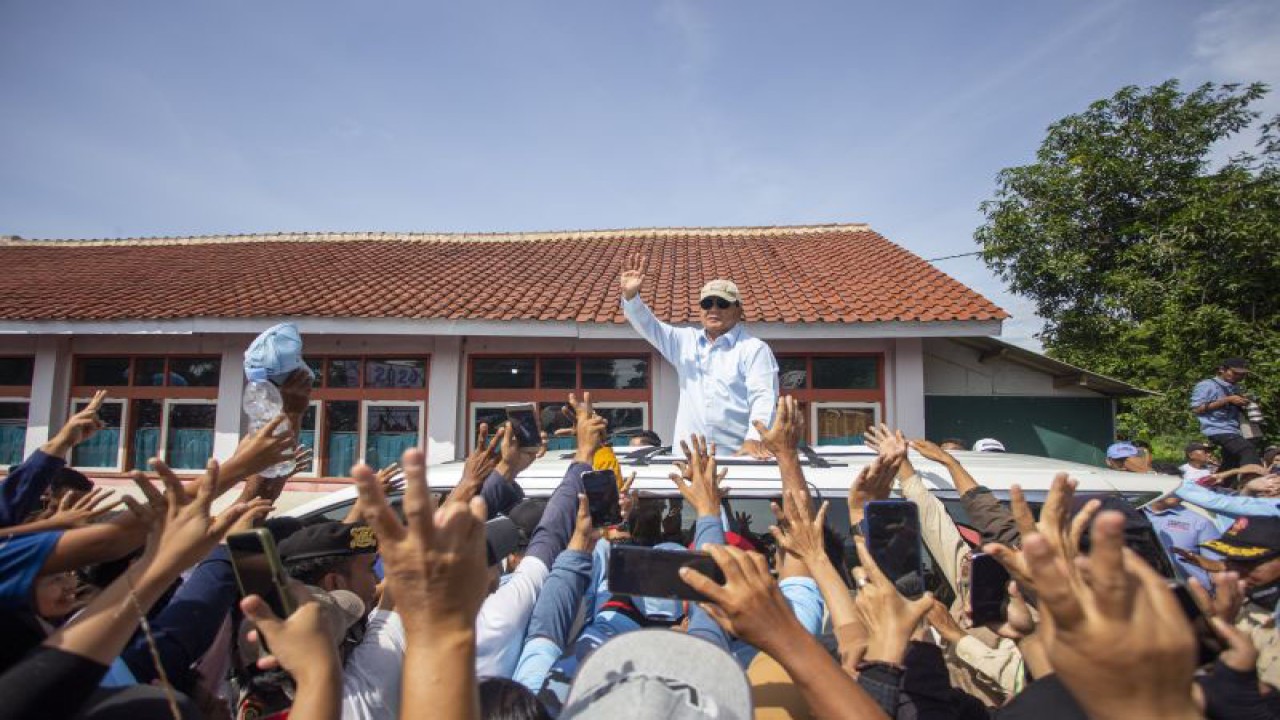 Calon presiden nomor urut 2 Prabowo Subianto menyapa pendukungnya saat kampanye di lapangan Jatipamor, Majalengka, Jawa Barat, Minggu (21/1/2024). ANTARA FOTO/Dedhez Anggara/rwa.