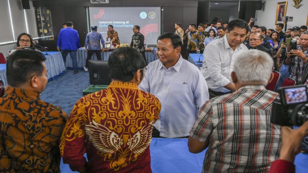 Calon presiden nomor urut 2 Prabowo Subianto (dua kanan) didampingi eks politikus PDI Perjuangan Maruarar Sirait (kanan) berjabat tangan dengan pengurus PGI saat dialog di Grha Oikoumene, Jakarta, Jumat (19/1/2024). (ANTARA FOTO/Galih Pradipta/nym)