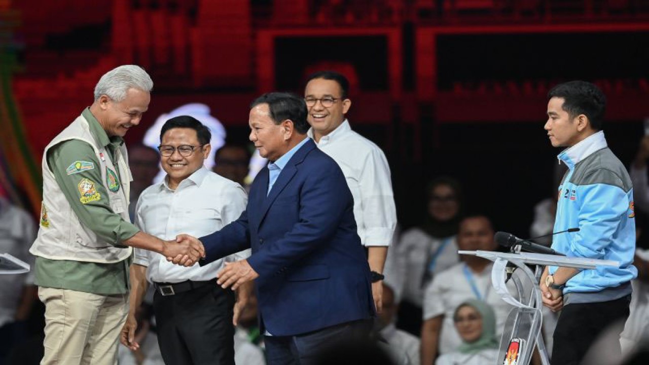 Capres-cawapres nomor urut 2 Prabowo Subianto (ketiga kanan) dan Gibran Rakabuming Raka (kanan) bersalaman dengan capres nomor urut 3 Ganjar Pranowo (kiri) usai Debat Keempat Pilpres 2024 di Jakarta Convention Center (JCC), Jakarta, Minggu (21/1/2024). ANTARA FOTO//M Risyal Hidayat/tom. (Antara Foto/M Risyal Hidayat)