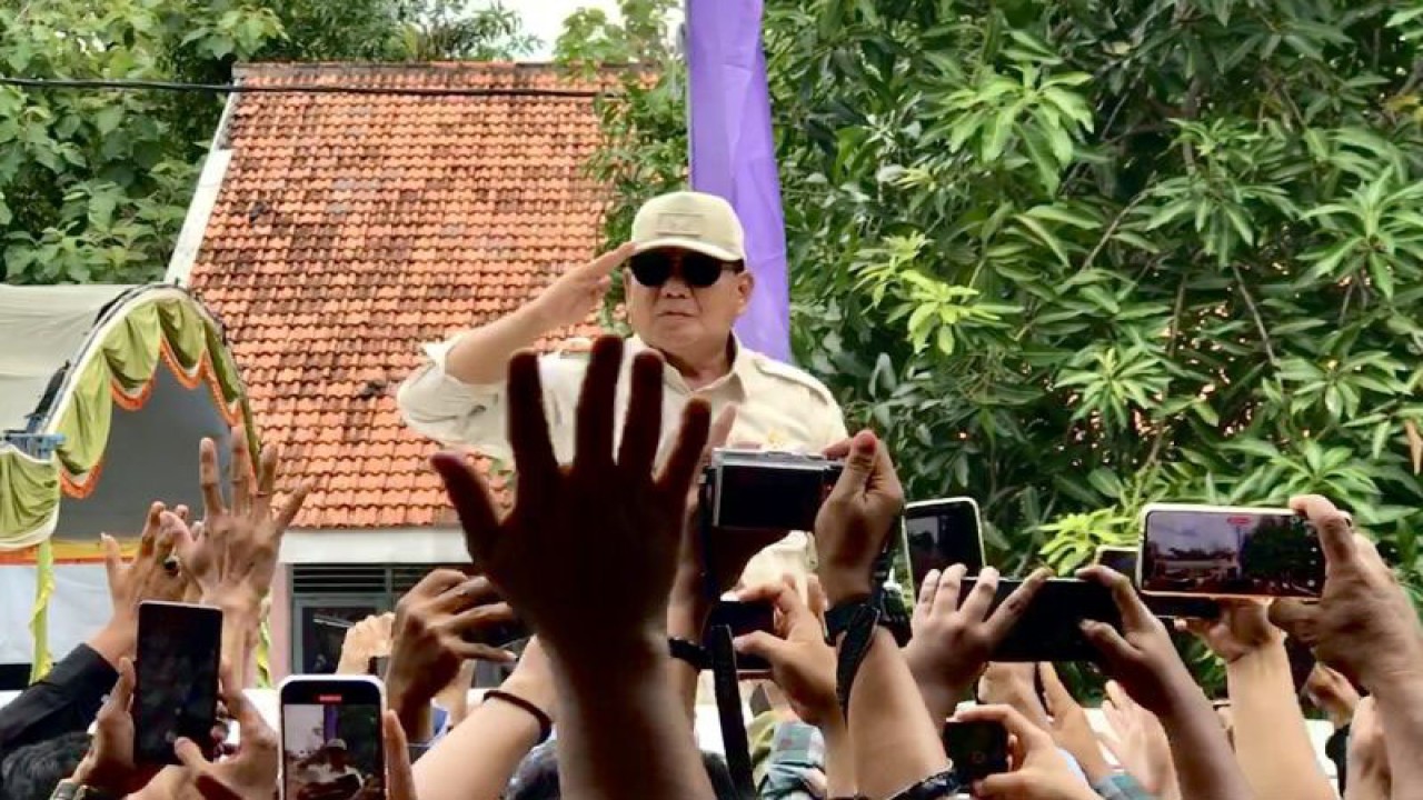 Menteri Pertahanan Prabowo Subianto menyapa warga selepas meresmikan titik-titik sumber air yang ditemukan oleh ahli dari Universitas Pertahanan di Bangkalan, Madura, Jawa Timur, Selasa (23/1/2024). ANTARA/Genta Tenri Mawangi.