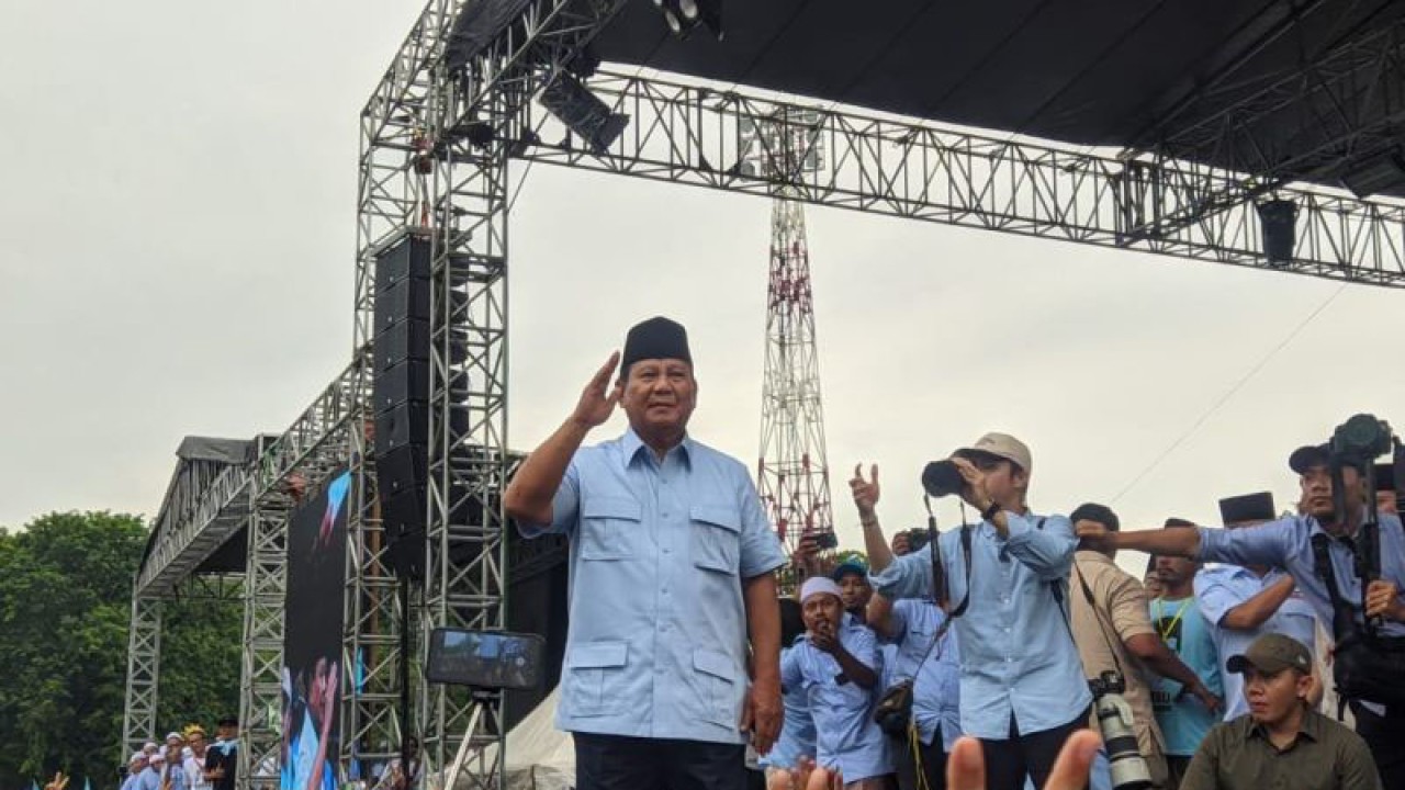 Ulama hingga santri bersolawat bersama sambut kehadiran calon presiden nomor urut 2 Prabowo Subianto dalam acara Relawan Ndaru Bersalawat di Stadion Maulana Yusuf Kota Serang, Banten, Sabtu.  (ANTARA/Desi Purnama Sari)