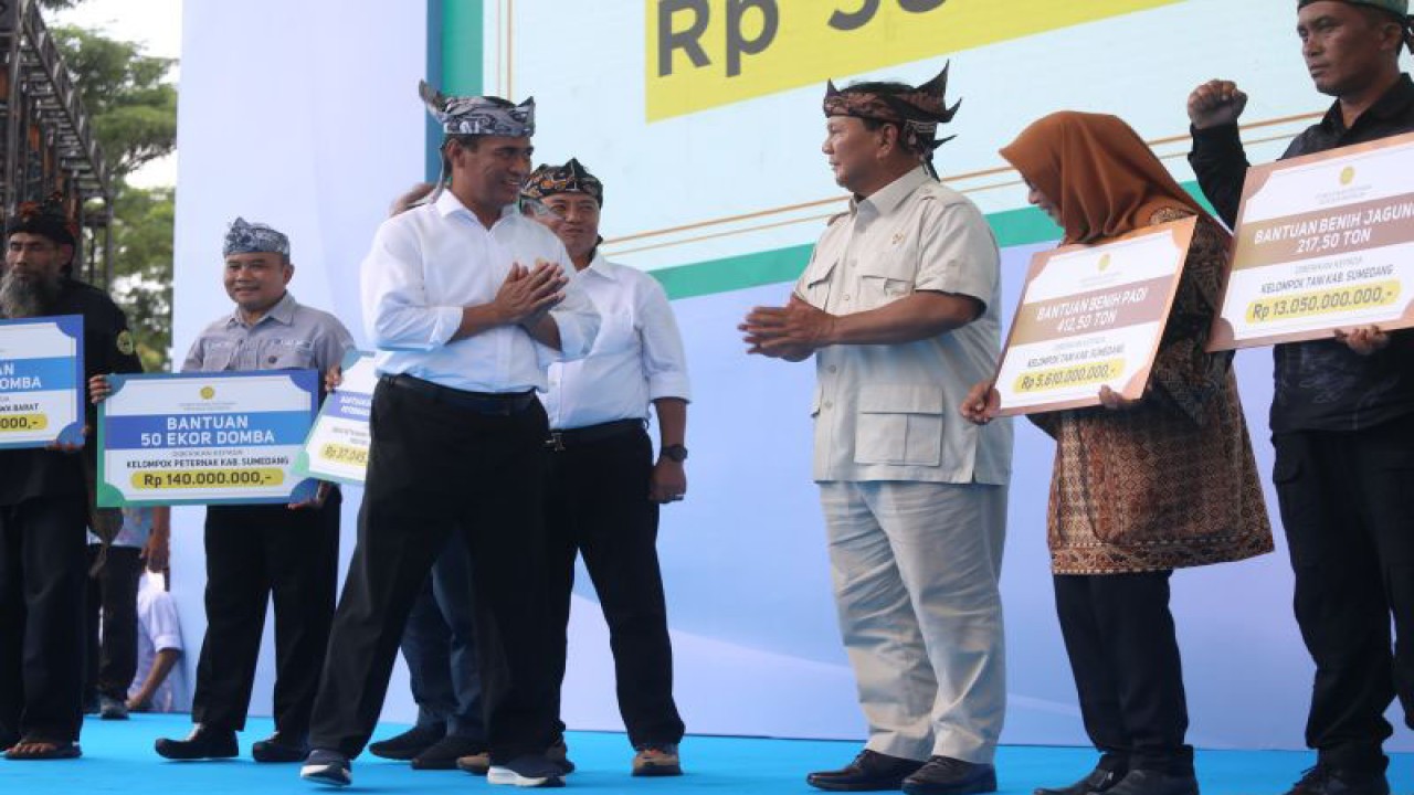 Menteri Pertahanan (Menhan) Prabowo Subianto (depan kanan) dan Menteri Pertanian (Mentan) Andi Amran Sulaiman (depan kiri) dalam acara Gerakan Peningkatan Produksi Pertanian Nasional Melalui Peningkatan Peran Kelompok Tani dan LMDH Se-Provinsi Jawa Barat, di Kabupaten Sumedang, Selasa (30/1/2024). ANTARA/HO-Kementan