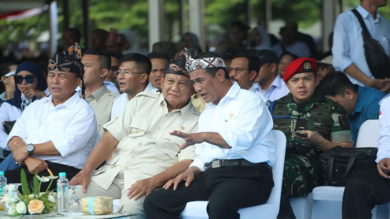 Menteri Pertahanan Prabowo Subianto (kiri) dan Menteri Pertanian Andi Amran Sulaiman (kanan) dalam acara Gerakan Peningkatan Produksi Pertanian Nasional Melalui Peningkatan Peran Kelompok Tani dan LMDH Se-Provinsi Jawa Barat, di Kab. Sumedang, Selasa (30/1/2024). ANTARA/HO-Kementan.