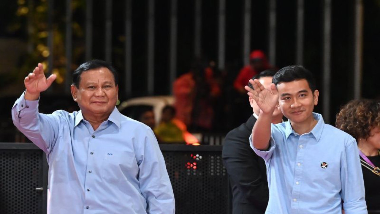 Pasangan calon presiden dan calon wakil presiden nomor urut 2 Prabowo Subianto-Gibran Rakabuming Raka tiba di lokasi Debat Keempat Cawapres Pemilu 2024 di JCC Senayan, Jakarta, Minggu (21/1/2024). (ANTARA FOTO/Indrianto Eko Suwarso/tom)