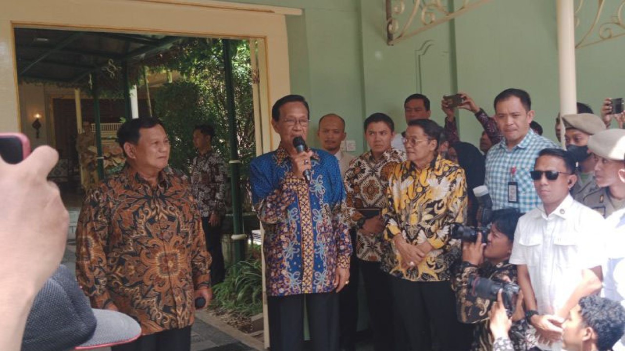 Calon Presiden RI Prabowo Subianto bersama Gubernur Daerah Istimewa Yogyakarta Sri Sultan Hamengku Buwono X menjawab pertanyaan awak media di Gedhong Wilis, Kantor Kepatihan, Yogyakarta, Senin (22/1/2024). ANTARA/Luqman Hakim