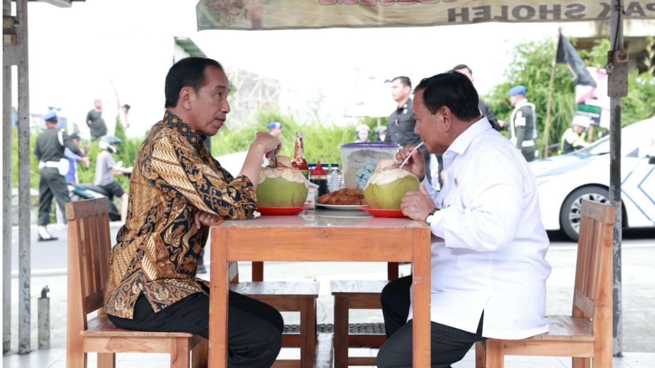 Presiden Jokowi dan Menhan Prabowo tengah makan bakso dan minum kelapa.