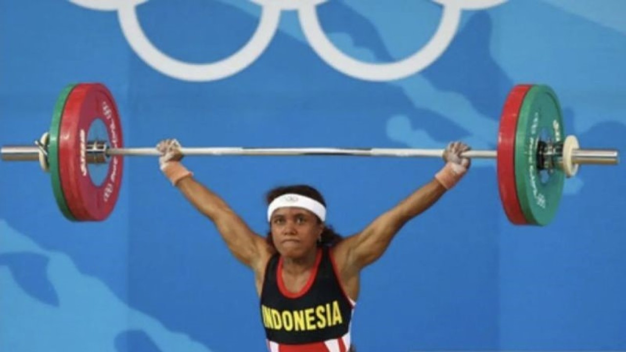 Arsip foto - Atlet angkat berat Papua Lisa Rumbewas saat tampil di ajang Olimpiade. (ANTARA/HO-reprensi pihak ketiga/pri)