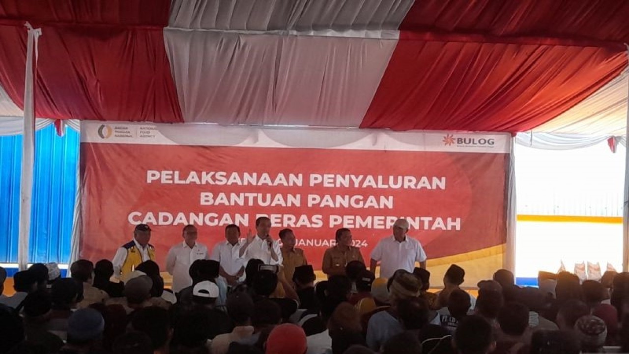 Presiden Jokowi saat berdialog dengan masyarakat di Gudang Bulog Kota Serang, Banten, Senin (8/1/2023).  (ANTARA/Desi Purnama Sari)