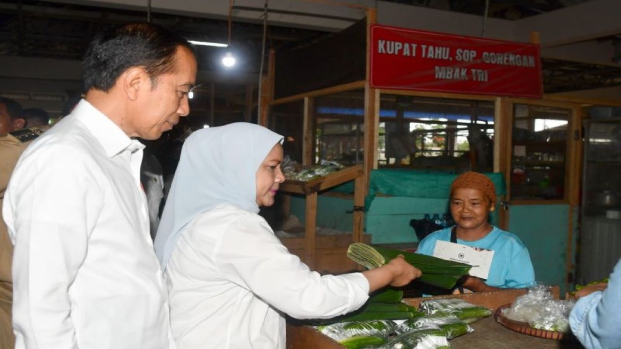 Presiden Joko Widodo dan Ibu Negara Iriana Widodo mengecek harga dan pasokan kebutuhan pokok serta berbelanja di Pasar Tradisional Purworejo, Jawa Tengah, Selasa (2/1/2024). ANTARA/HO-BPMI Setpres